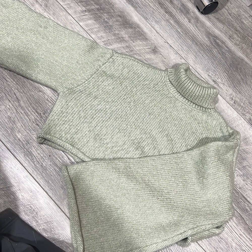 Bell sleeve cropped sweater (mint green)